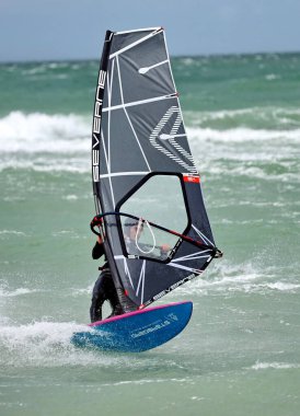 Temmuz 'da rüzgarlı bir günde Raageleje Plajı' nda rüzgar sörfçüsü