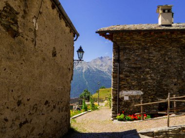Kuzey İtalya 'daki Aosta Vadisi' ndeki Vens köyünün manzarası