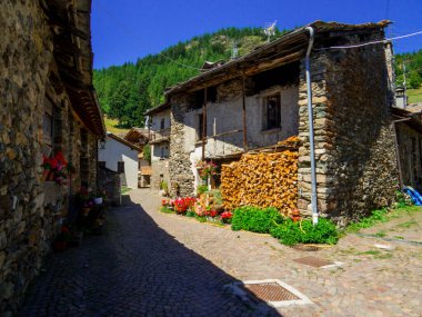 Kuzey İtalya 'daki Aosta Vadisi' ndeki Vens köyünün manzarası