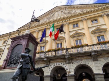 Kuzey İtalya, Aosta 'daki Aosta Vadisi askeri anıtı ve belediye binası manzarası
