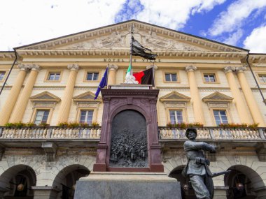 Kuzey İtalya, Aosta 'daki Aosta Vadisi askeri anıtı ve belediye binası manzarası