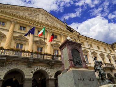 Kuzey İtalya, Aosta 'daki Aosta Vadisi askeri anıtı ve belediye binası manzarası