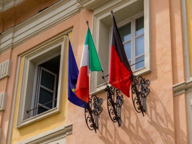 Aosta, İtalya ve Avrupa Birliği bayraklarının (sağdan sola) görünümü