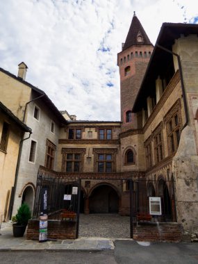 Aosta, İtalya - 4 Ağustos 2022: Sant 'Orso Koleji Kilisesi' nin girişi (İtalyanca: Collegiata di Sant 'Orso).