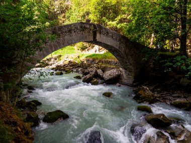 Kuzey İtalya, Aosta Vadisi, Saint-Didier 'deki Dorea Baltea Nehri üzerindeki köprünün manzarası