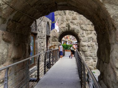 Aosta, İtalya - 4 Ağustos 2022: Eski kentte Porta Pretoria 'nın (İngilizce: Pretorian Door) manzarası.