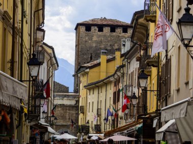 Aosta, İtalya - 4 Ağustos 2022: Eski kasabadaki Porta Pretoria caddesinin manzarası.