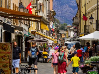 Aosta, İtalya - 4 Ağustos 2022: Eski kasabadaki Porta Pretoria caddesinin manzarası.