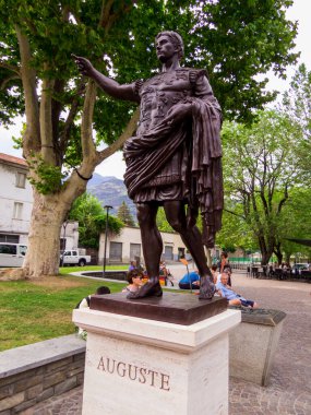 Aosta, İtalya - 4 Ağustos 2022: Antik Roma İmparatoru August 'un heykeli eski kentte.