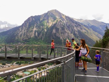 Pre-Saint-Didier, İtalya - 5 Ağustos 2022: Yeni panoramik bakış açısına sahip insanlar.