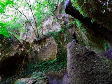 Fiora Vadisi, Lazio, İtalya 'da Poggio Conte Hermitage (İtalyanca: Eremo di Poggio Conte) yakınlarındaki RItual Place manzarası