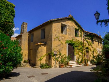 İtalya 'nın orta kesimindeki Lazio' da Pianiano 'daki kilisenin manzarası