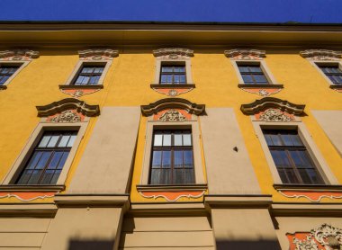 Krakow 'un eski kasabasında geleneksel Polonya Mimarisi