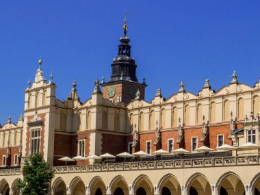 Polonya 'nın Krakow kentindeki Pazar Meydanı' ndaki Kumaş Salonu manzarası