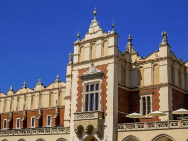 Polonya 'nın Krakow kentindeki Pazar Meydanı' ndaki Kumaş Salonu manzarası