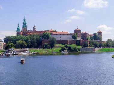 Vistula Nehri 'ndeki Wawel Kraliyet Kalesi' nin yaz manzarası. Krakow, Polonya 'da