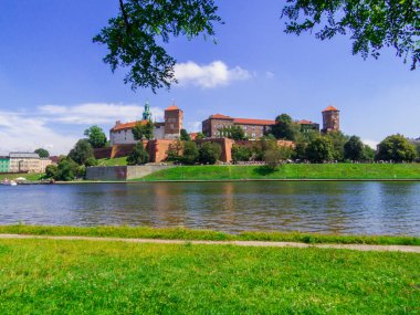 Vistula Nehri 'ndeki Wawel Kraliyet Kalesi' nin yaz manzarası. Krakow, Polonya 'da