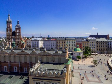 Polonya 'nın Krakow kentindeki Pazar Meydanı ve St. Mary Bazilikası manzarası