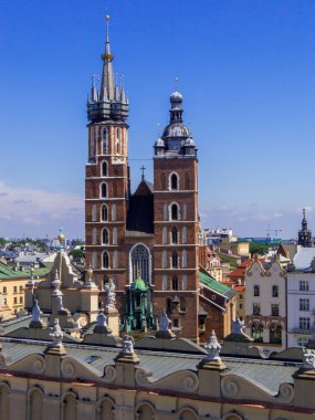 Polonya 'nın Krakow kentindeki Pazar Meydanı ve St. Mary Bazilikası manzarası
