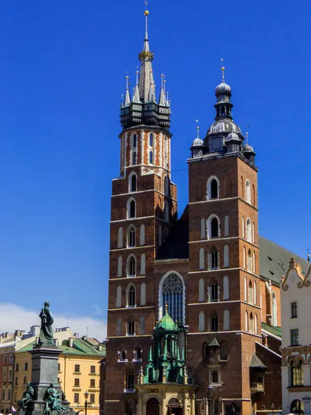 Polonya 'nın Krakow kentindeki St. Mary Bazilikası manzarası