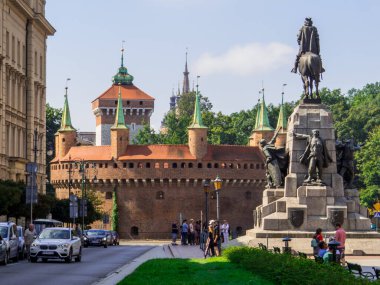 Krakow, Polonya - 12 Ağustos 2022: Plac Jana Matejki 'deki Krakow Barbican ve Grunwald Anıtı (İngilizce: Jan Matejko Square).