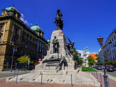 Krakow, Polonya - 12 Ağustos 2022: Plac Jana Matejki 'deki Grunwald Anıtı (İngilizce: Jan Matejko Meydanı).