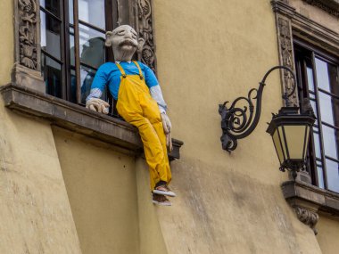 Polonya 'nın Varşova kentindeki Old Town Pazar Meydanı' nda müsrif bir sanat eseri.