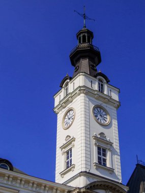 Polonya 'nın Varşova kentindeki Jablonowski Sarayı' nın Saat Kulesi 'ne yakın.