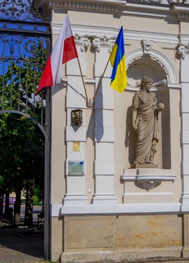 Polonya 'daki Varşova Üniversitesi' ne giriş manzarası