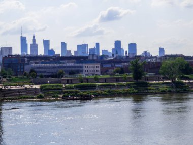 Polonya, Varşova 'daki Vistula Nehri' nin yaz manzarası