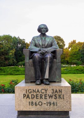 Ujazdowski Park, Varşova, Polonya 'daki Ignacy Anıtı manzarası Jan Paderewski
