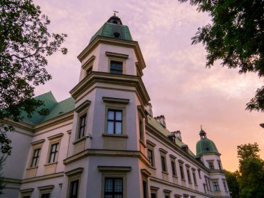 Polonya 'nın Varşova kentindeki Ujazdow Kalesi manzarası