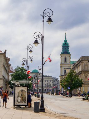 Varşova, Polonya - 14 Ağustos 2022: Eski kasabada Nowy Swiat Caddesi.