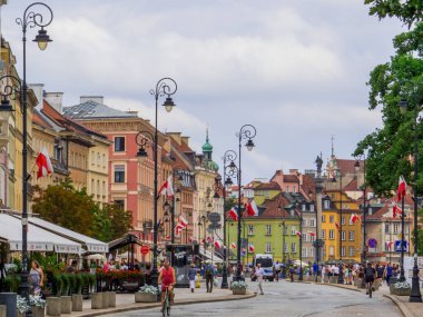 Varşova, Polonya - 14 Ağustos 2022: Eski kasabada Nowy Swiat Caddesi.
