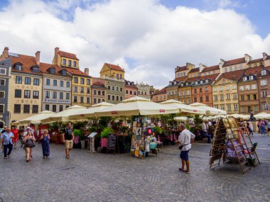 Varşova, Polonya - 14 Ağustos 2022: Ünlü Old Town Pazar Meydanı.