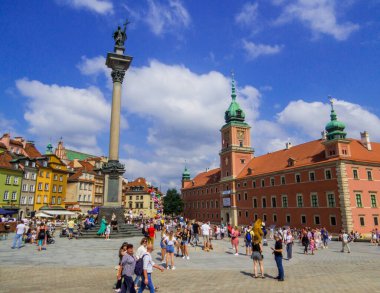 Varşova, Polonya - 14 Ağustos 2022: Eski kentte Plac Zamkowy (İngilizce: Castle Square).