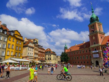 Varşova, Polonya - 14 Ağustos 2022: Eski kentte Plac Zamkowy (İngilizce: Castle Square).