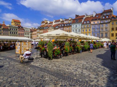 Varşova, Polonya - 14 Ağustos 2022: Ünlü Old Town Pazar Meydanı.