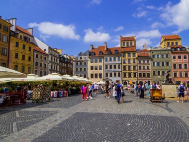 Varşova, Polonya - 14 Ağustos 2022: Ünlü Old Town Pazar Meydanı.