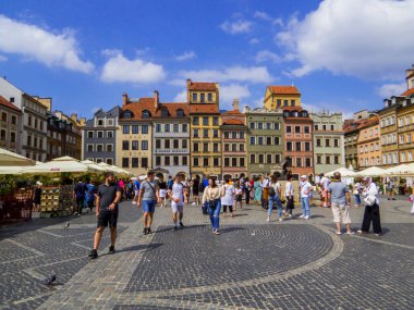 Varşova, Polonya - 14 Ağustos 2022: Ünlü Old Town Pazar Meydanı.