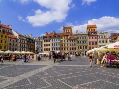 Varşova, Polonya - 14 Ağustos 2022: Ünlü Old Town Pazar Meydanı.