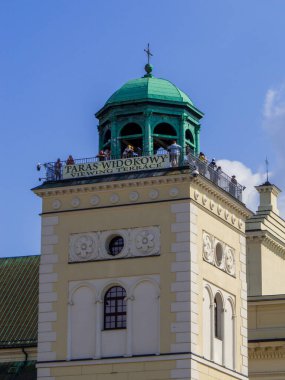 Varşova, Polonya - 14 Ağustos 2022: Eski kentte Taras Widokowy (Gören Teras) manzarası.