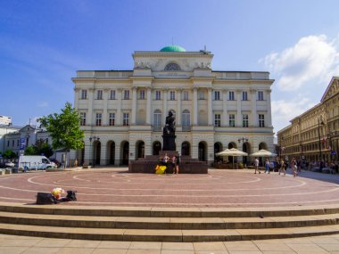 Varşova, Polonya - 14 Ağustos 2022: Staszic Sarayı ve Nicolaus Kopernik Anıtı.