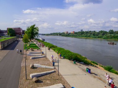 Varşova, Polonya - 14 Ağustos 2022: Vistula Nehri yaz manzarası.