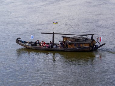 Varşova, Polonya - 14 Ağustos 2022: Vistula Nehri 'ndeki ahşap tekne.