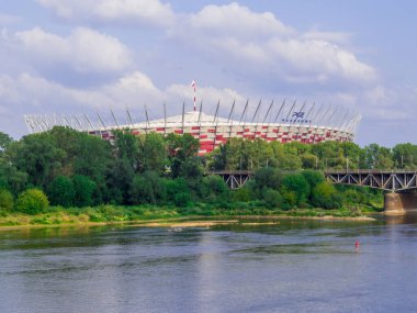Varşova, Polonya - 14 Ağustos 2022: Vistula Nehri 'nden Narodowy Stadyumu.