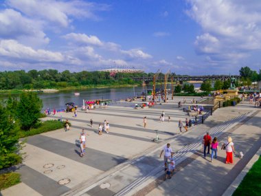 Varşova, Polonya - 14 Ağustos 2022: Vistula Nehri üzerindeki Narodowy Stadyumu.