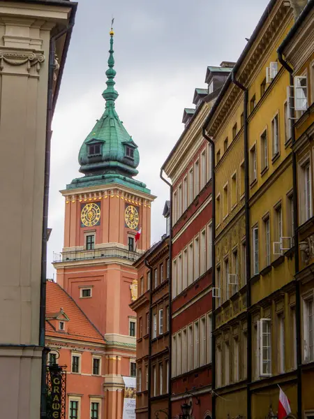 stock image Warsaw, Poland - August 14, 2022: Picturesque street in the old town with the Royal Castle in the background.