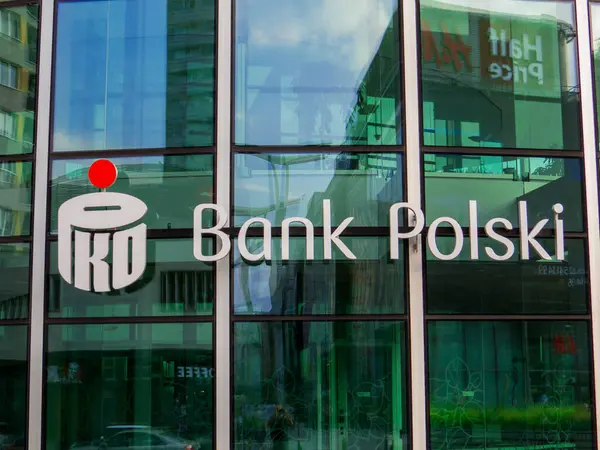 Varşova, Polonya - 14 Ağustos 2022: Bank Polski (İngilizce: Bank of Poland).