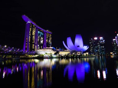 Marina Körfezi Kumları 'nın ve Singapur' daki Sanat Bilimleri Müzesi 'nin gece görüşü